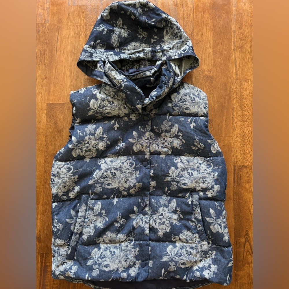 Gap denim floral print ,quilted puffer vest, size small - Picture 5 of 9
